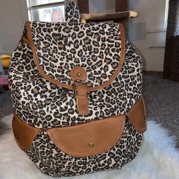 NWOT leopard magnetic close snap backpack with 3 outside pockets. - Picture 2 of 5